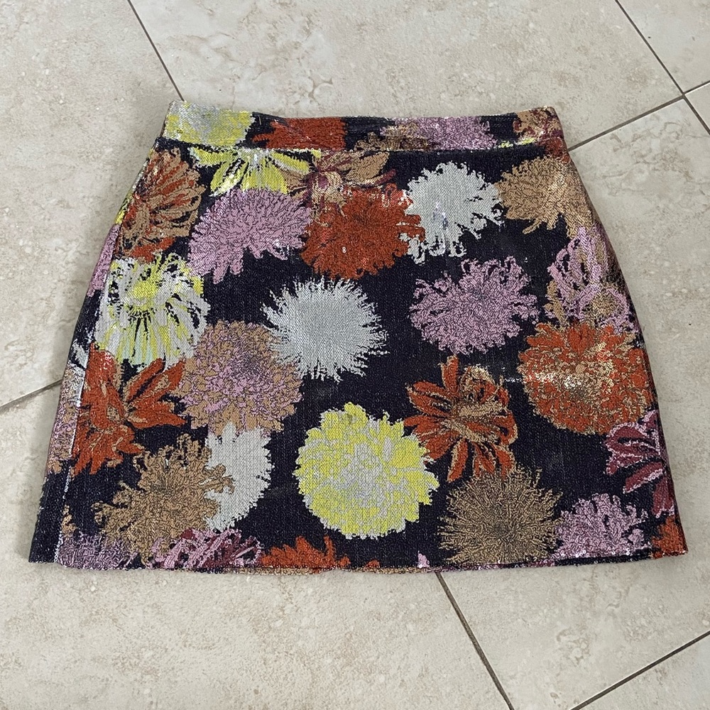 ZARA FLOWER SEQUENCE SKIRT. SIZE M. WORN 1 time